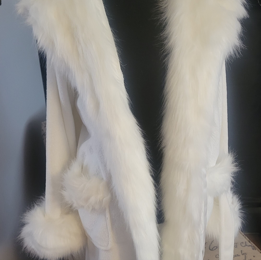 Pottery Barn Cream Faux Fur-Trim Pom Robe